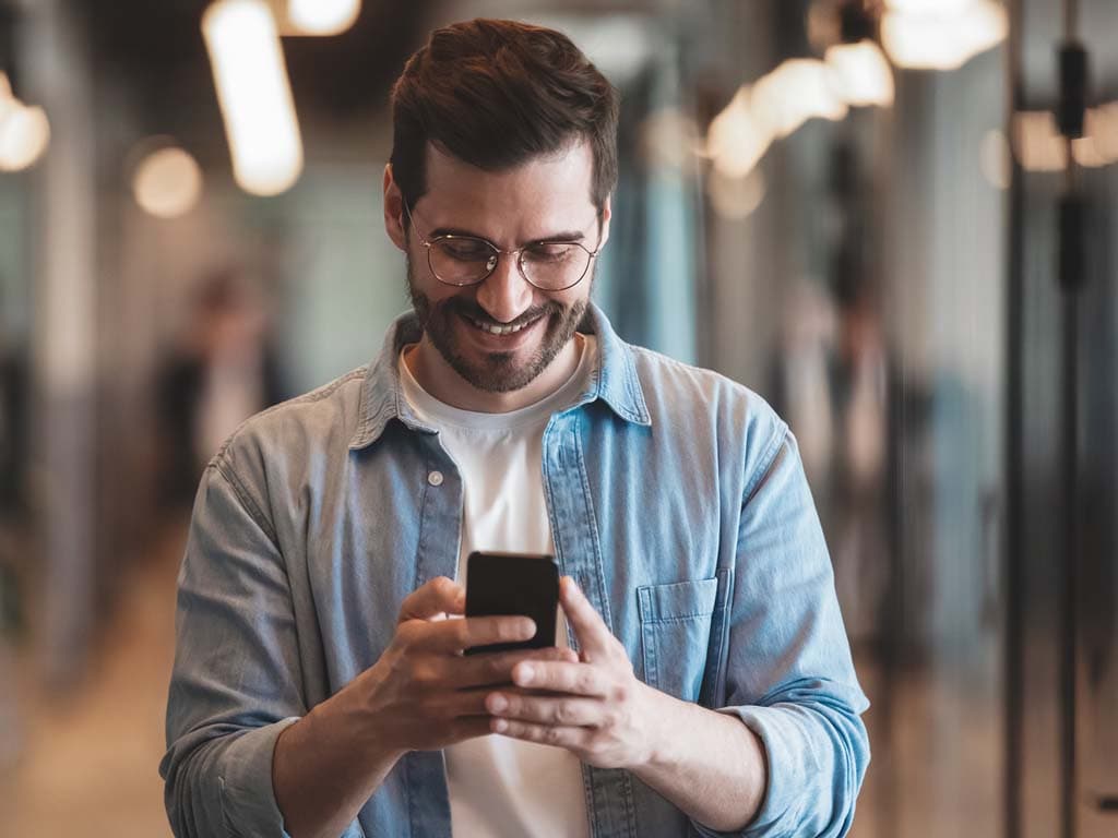 Žena s brýlemi si vychutnává šálek kávy u stolu