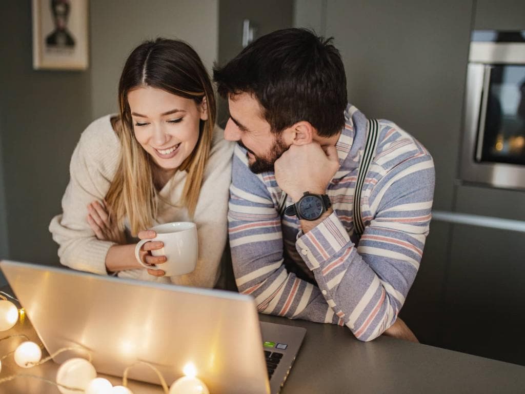 Muž a žena spolupracují při pohledu na obrazovku notebooku, sdílejí nápady a postřehy